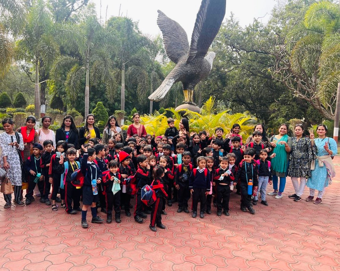 School Picnic & Field Trip - Children and staff posing in front of a giant eagle statue